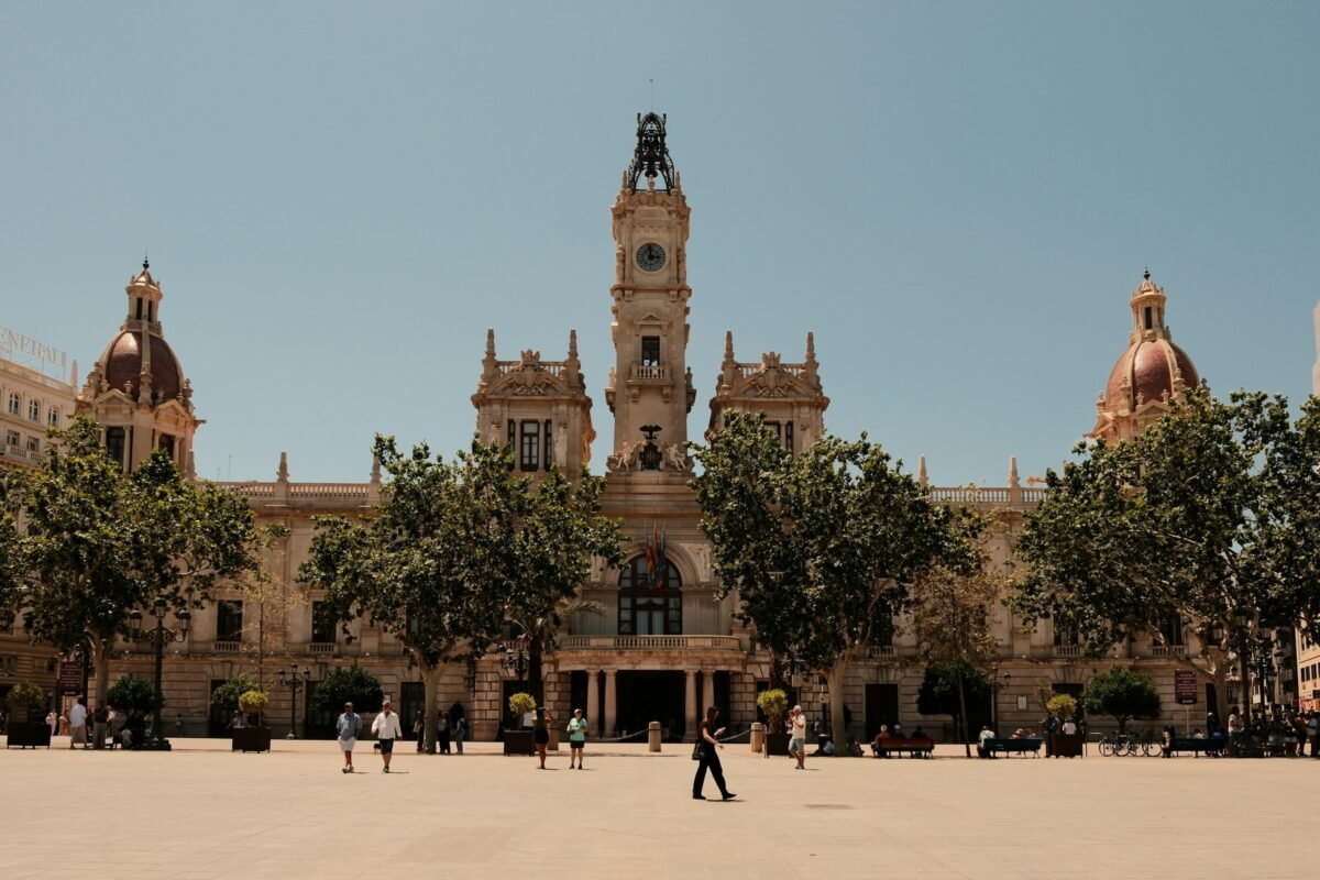 Plaza del Ayuntamiento de Valencia con la torre del reloj