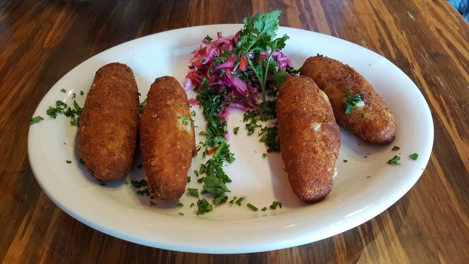 Croquetas fritas en un plato blanco