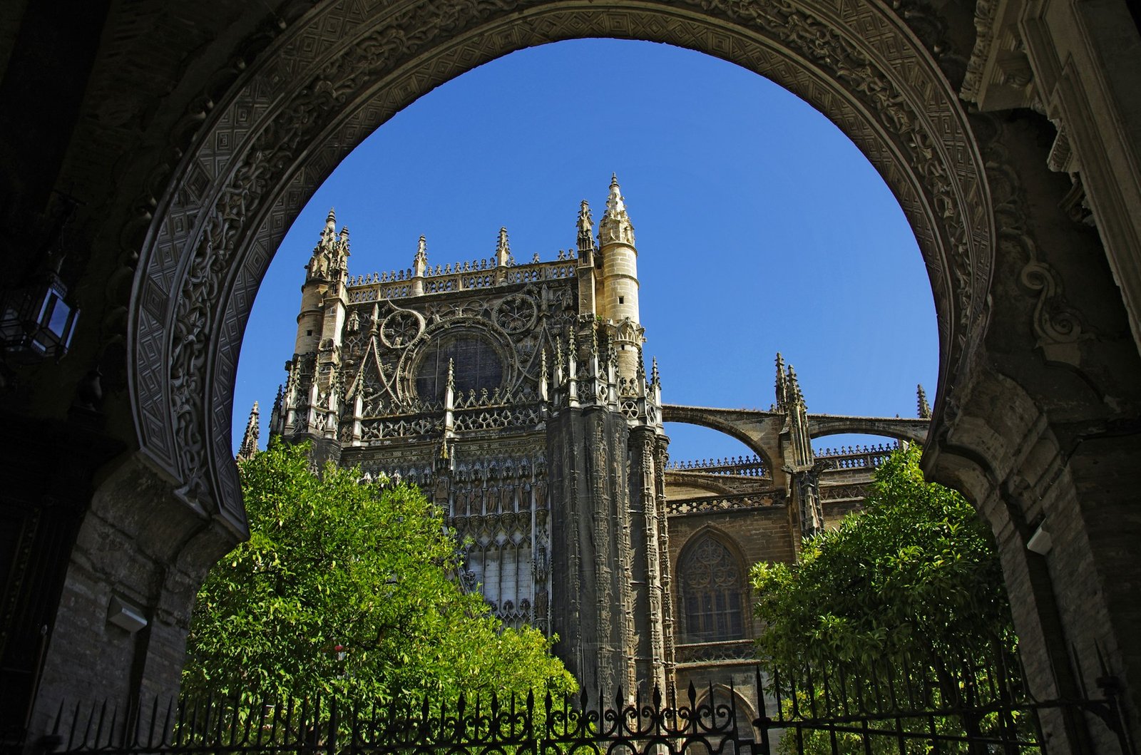 Catedral de Sevilla vista a través de un arco