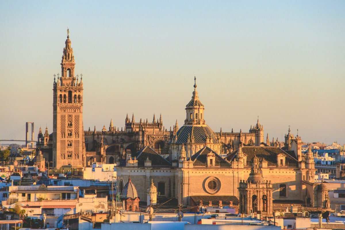 La Giralda y la catedral de Sevilla sobre los tejados de la ciudad