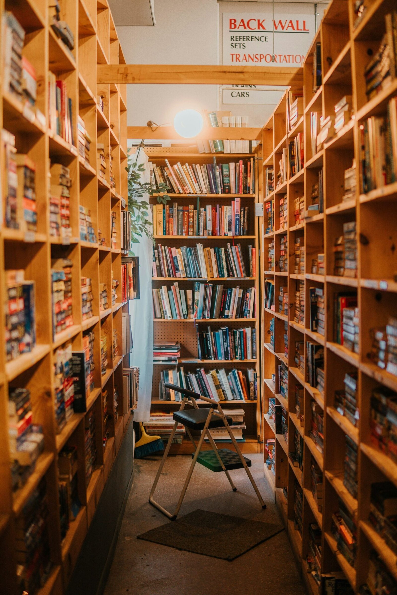 Estanterías de madera llenas de libros en una librería