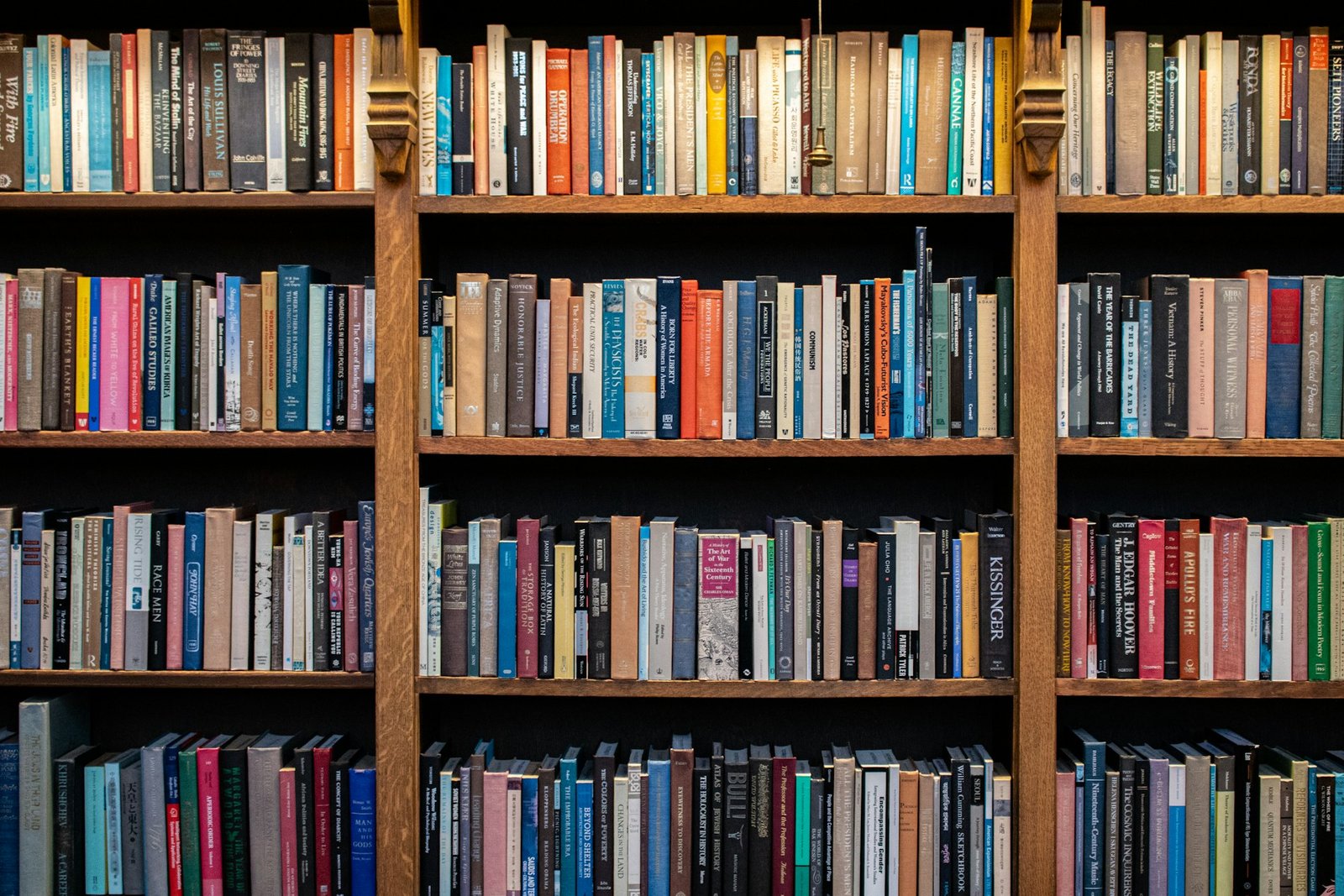 Estanterías con libros de lomos de colores