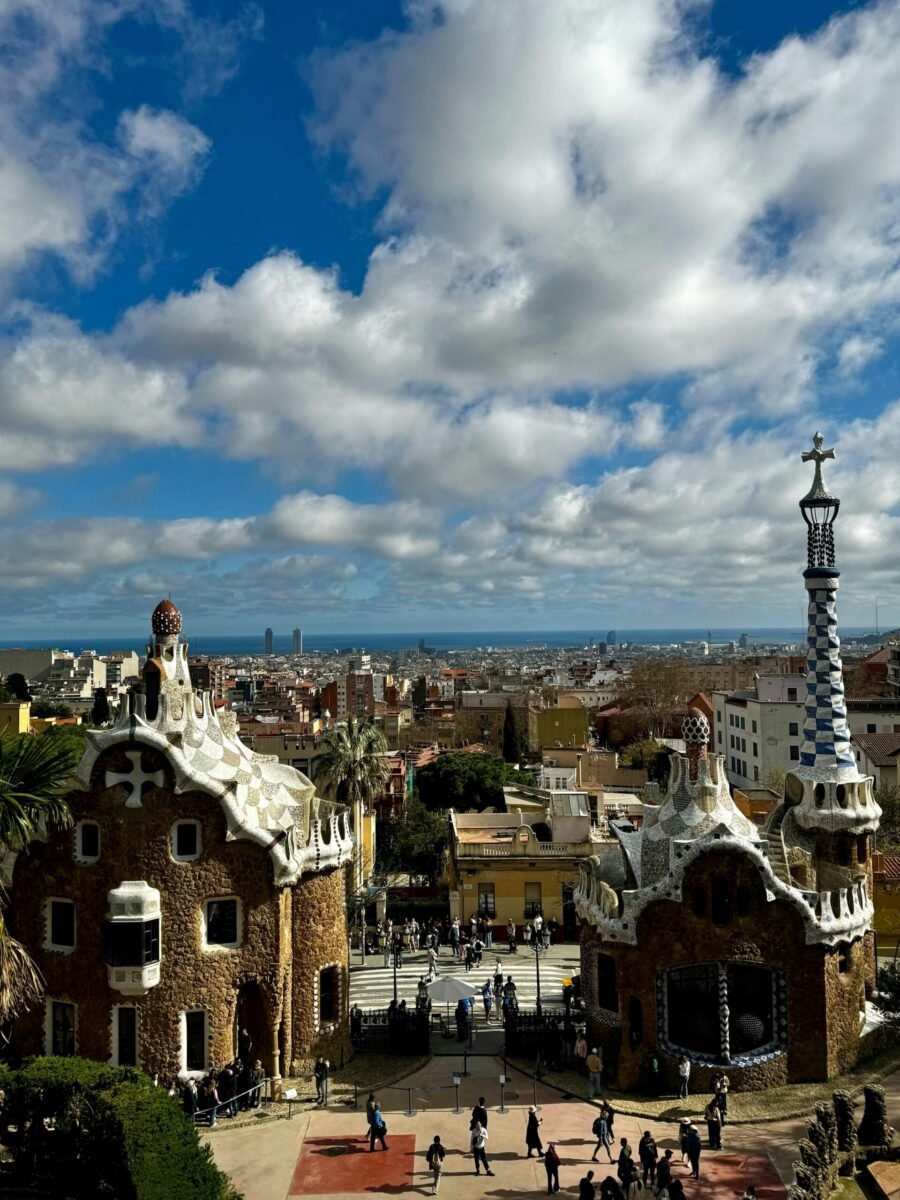 Vista de Barcelona desde el Park Güell, con el mar al fondo