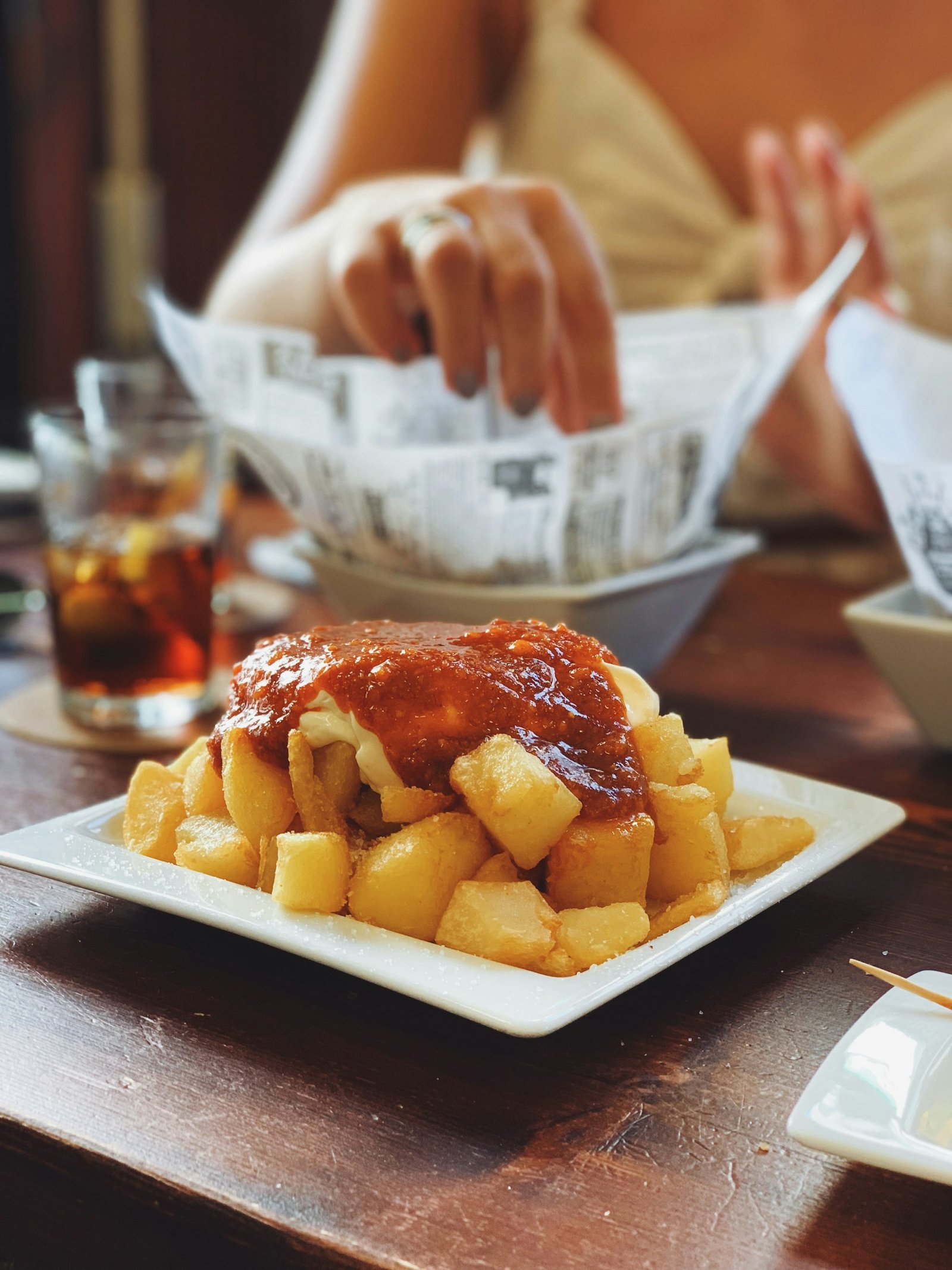 Ración de patatas con salsa en un bar de tapas