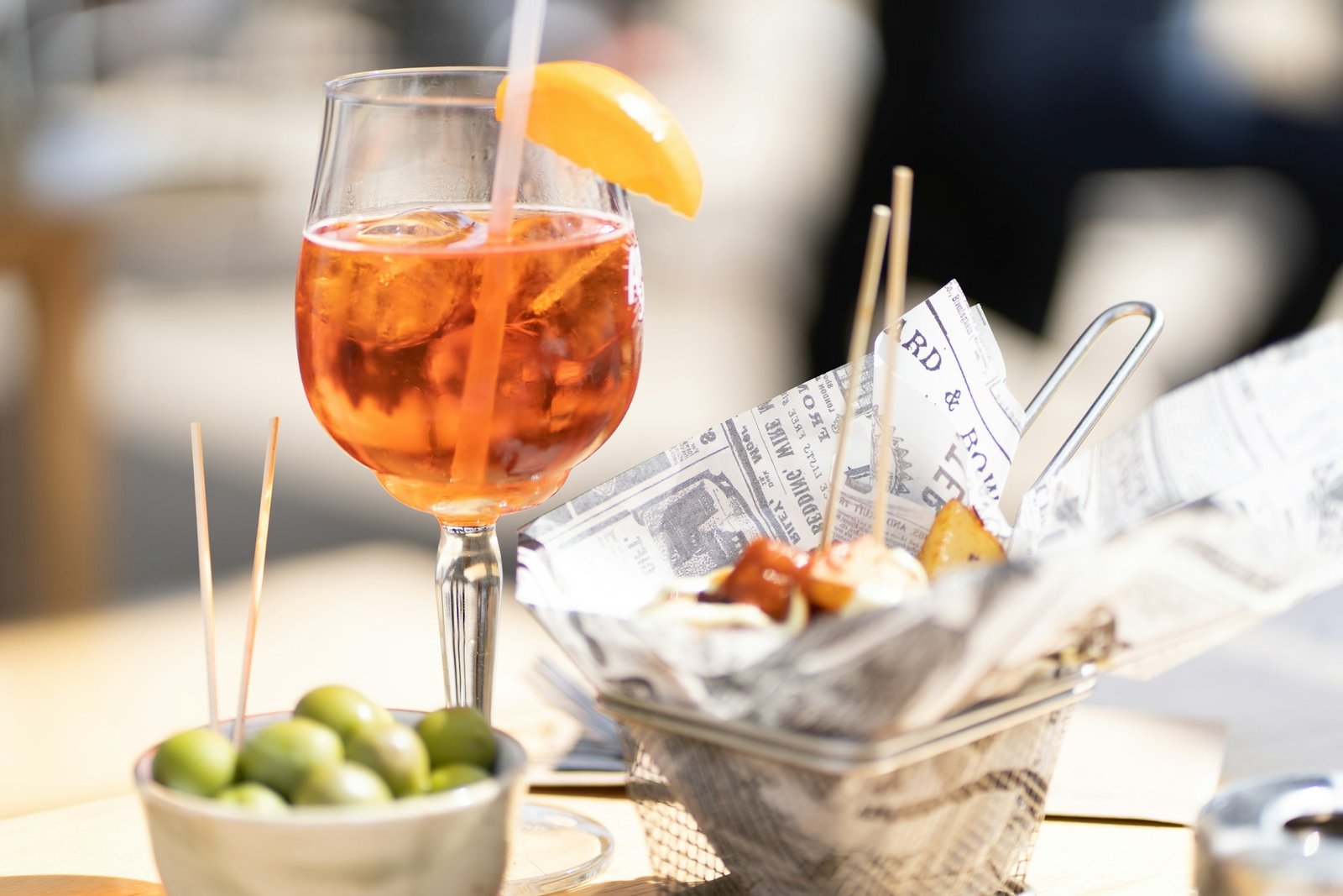 Bebida con hielo y aperitivo en la barra de un bar