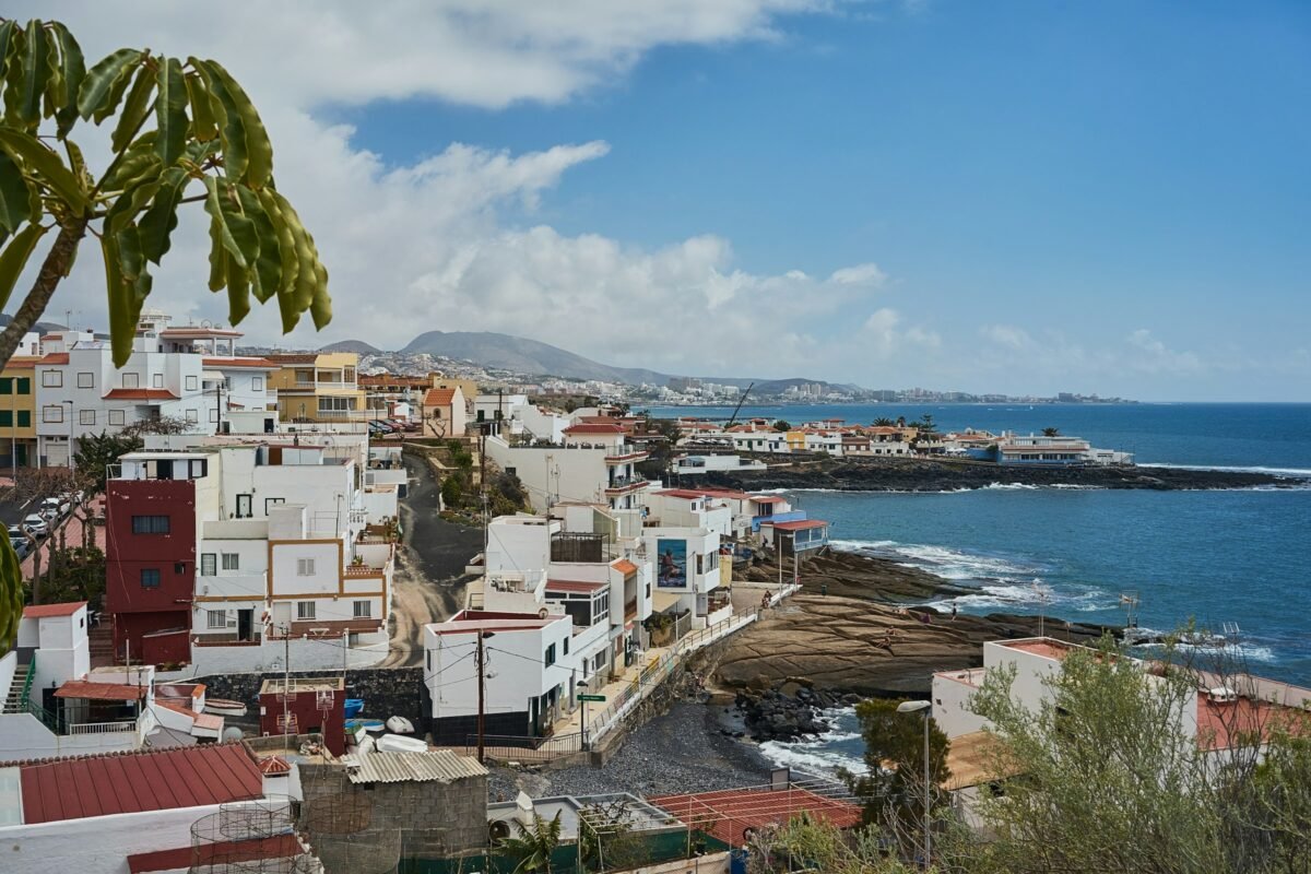 Edificios junto al mar en la costa de Tenerife
