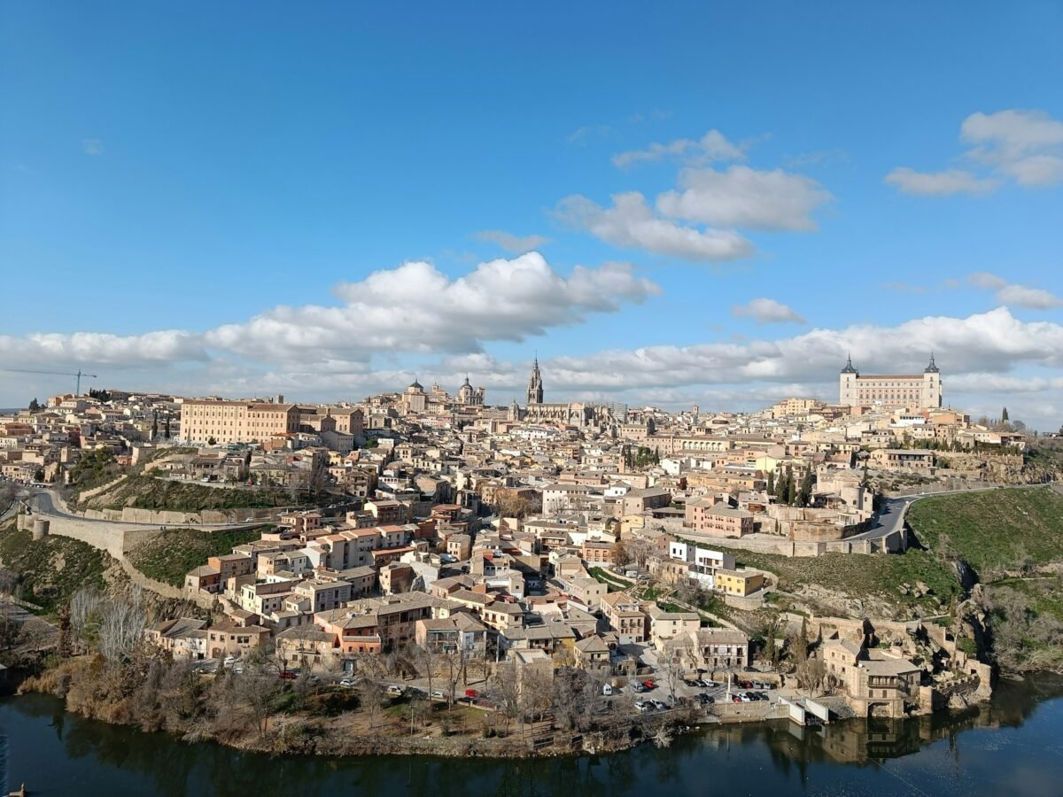 Vista panorámica de Toledo con el Alcázar sobre la ciudad