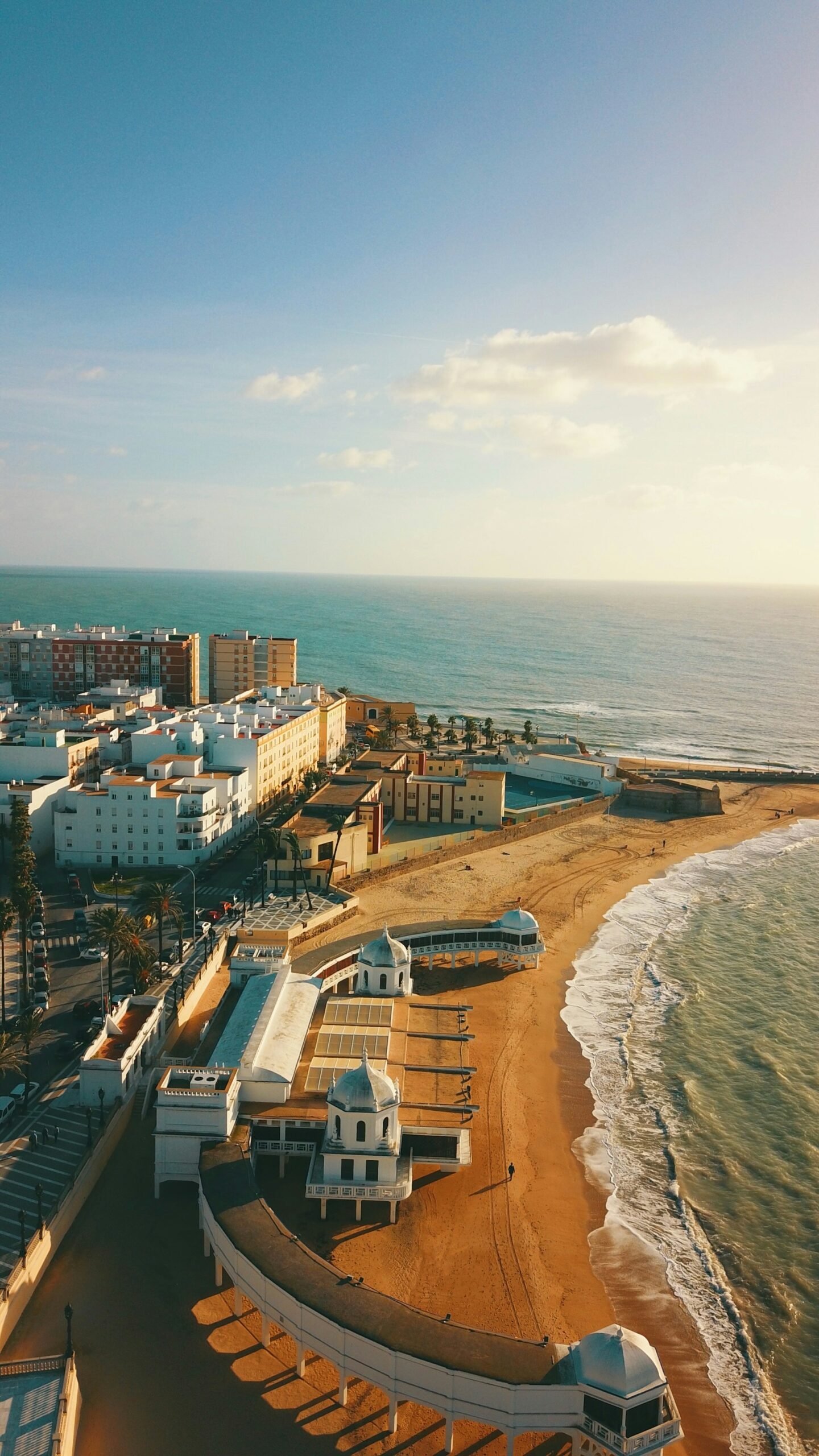Vista aérea de la costa de Cádiz con la playa y el mar