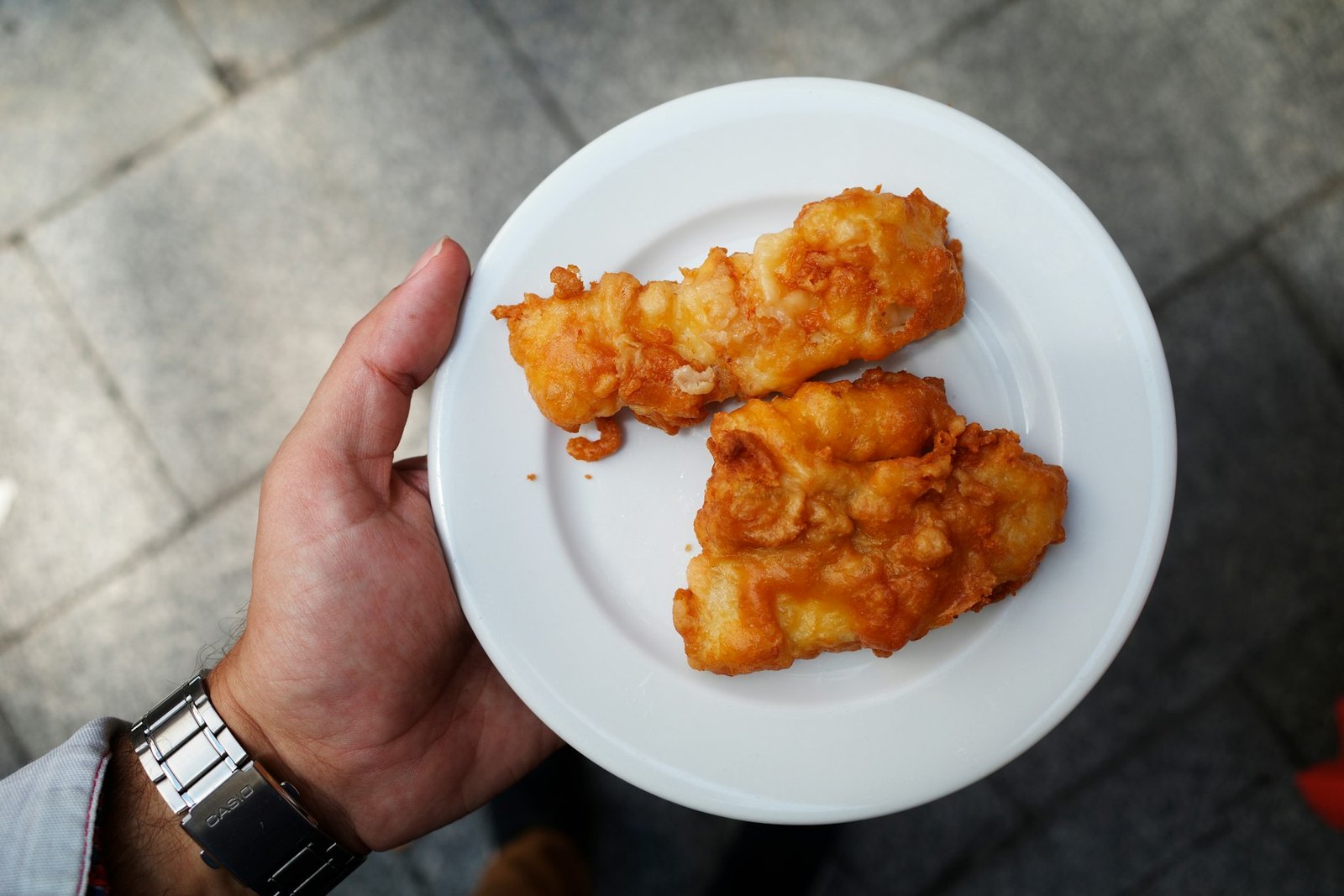 Plato de pescado frito servido en la mesa
