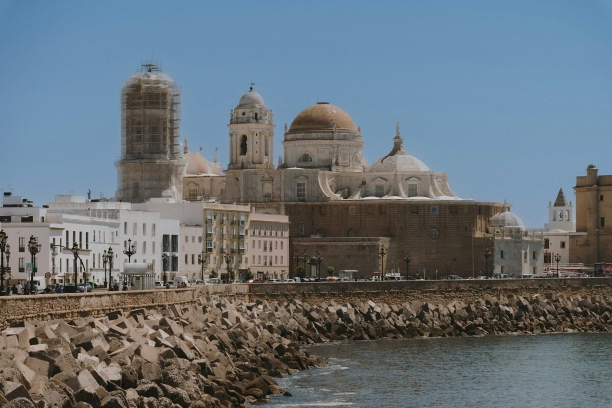 Catedral de Cádiz sobre el rompeolas del paseo marítimo