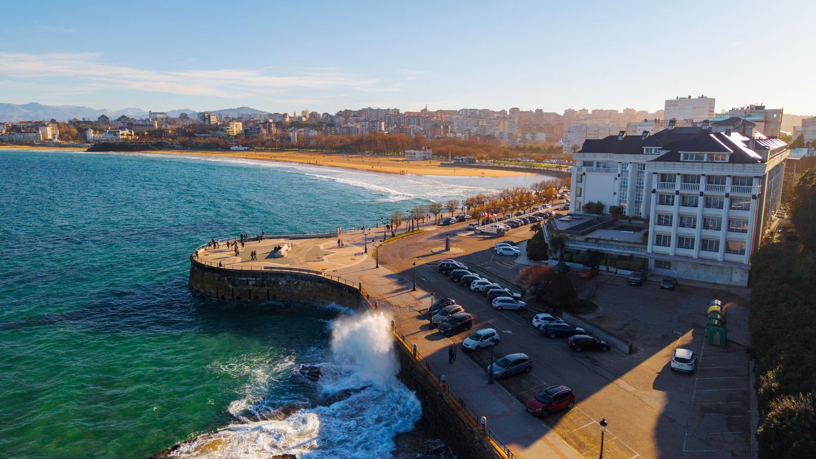 Vista aérea del espigón y el paseo marítimo de Santander con el mar batiendo