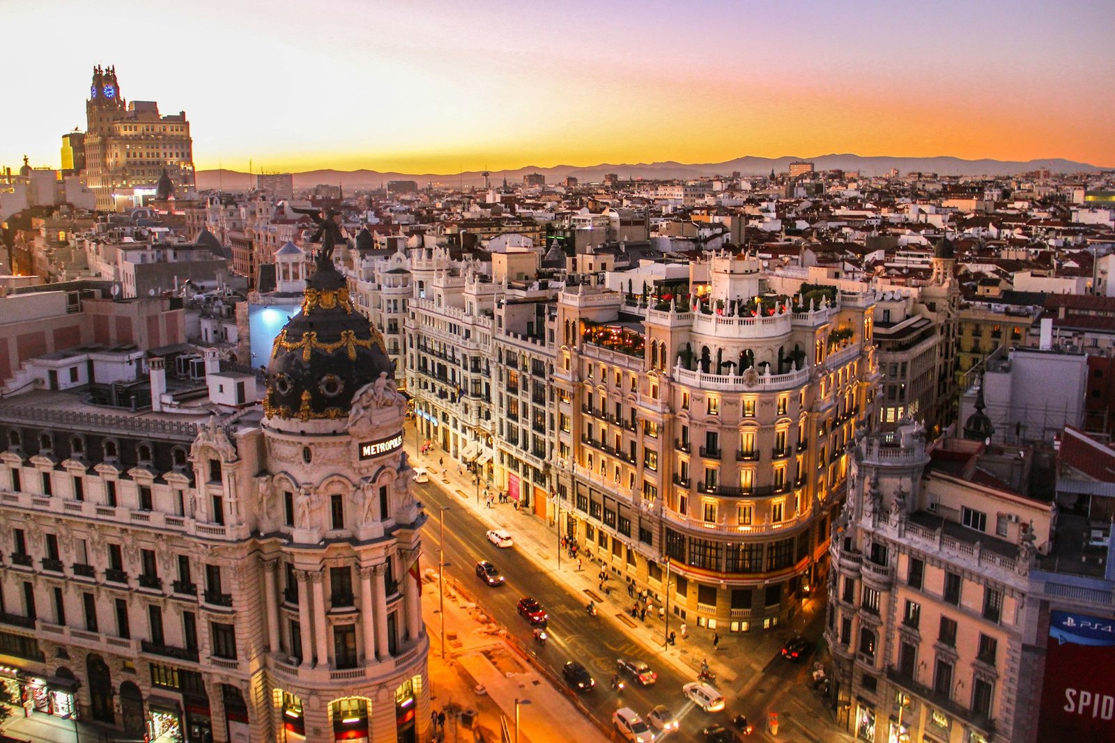 Gran Vía de Madrid al atardecer con el edificio Metrópolis