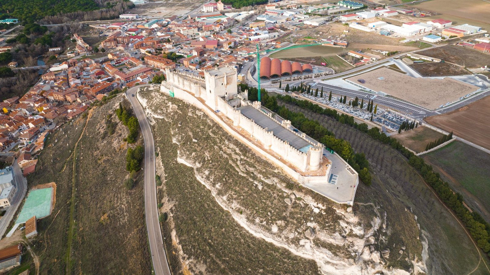 Vista aérea del castillo de Peñafiel y la villa, en la provincia de Valladolid