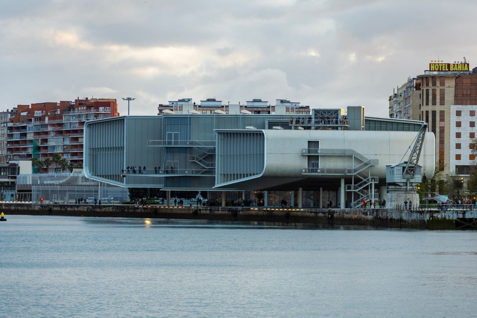 Edificio contemporáneo junto al agua en el frente marítimo de Santander