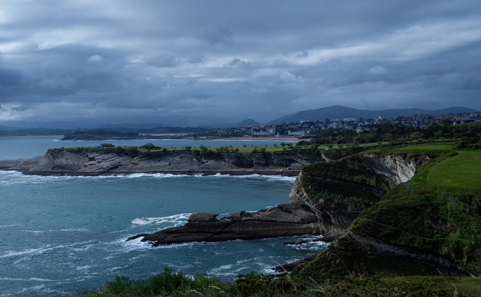 Costa de Santander con acantilados y mar bajo un cielo nublado