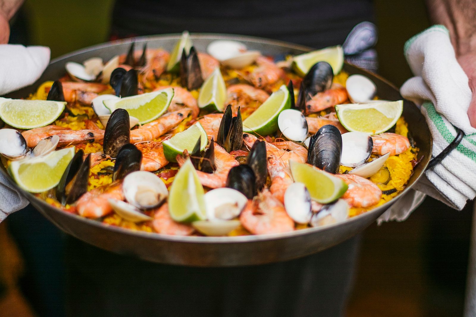 Paella con marisco y limón servida en su paellera