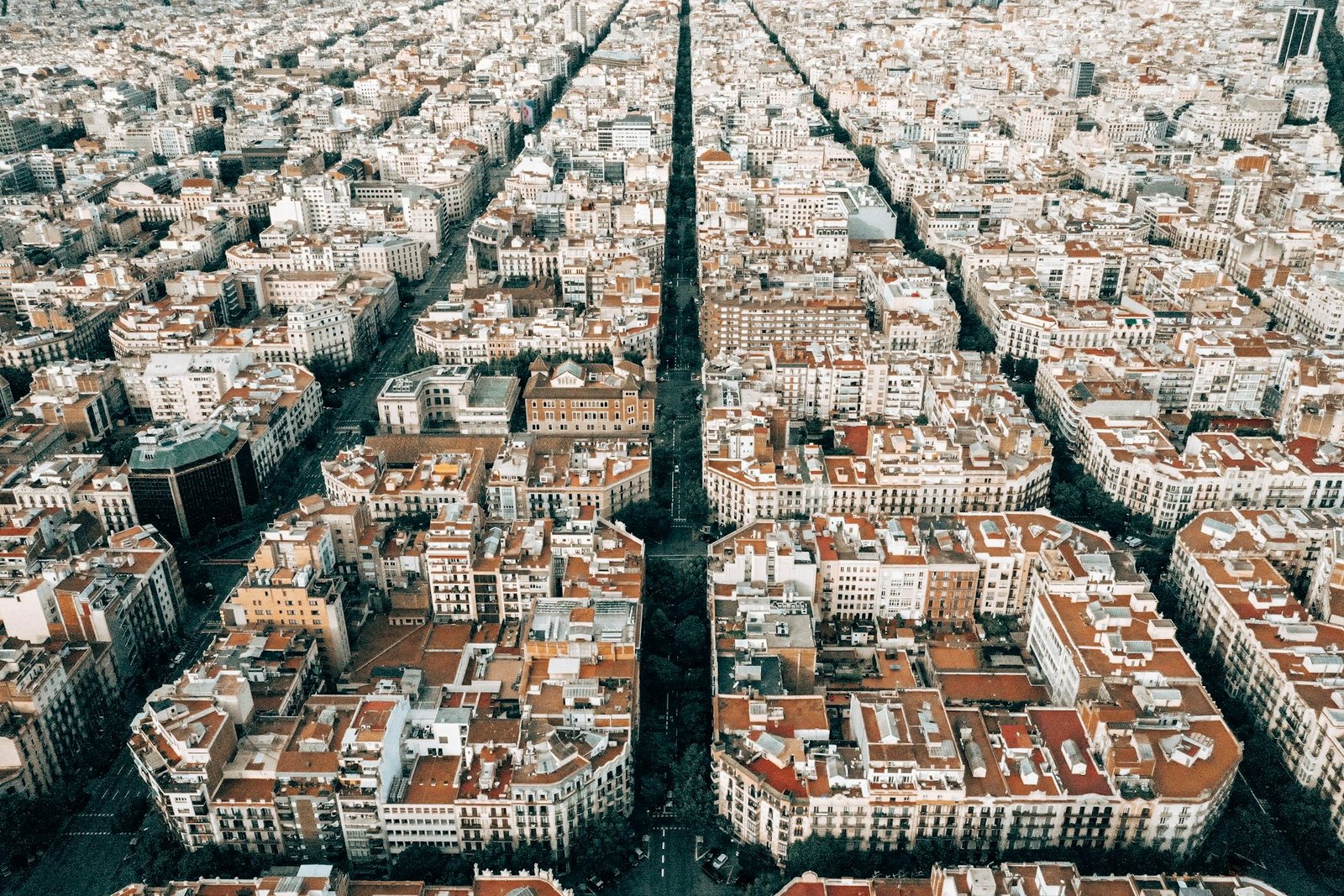 Manzanas del Eixample de Barcelona vistas desde el aire