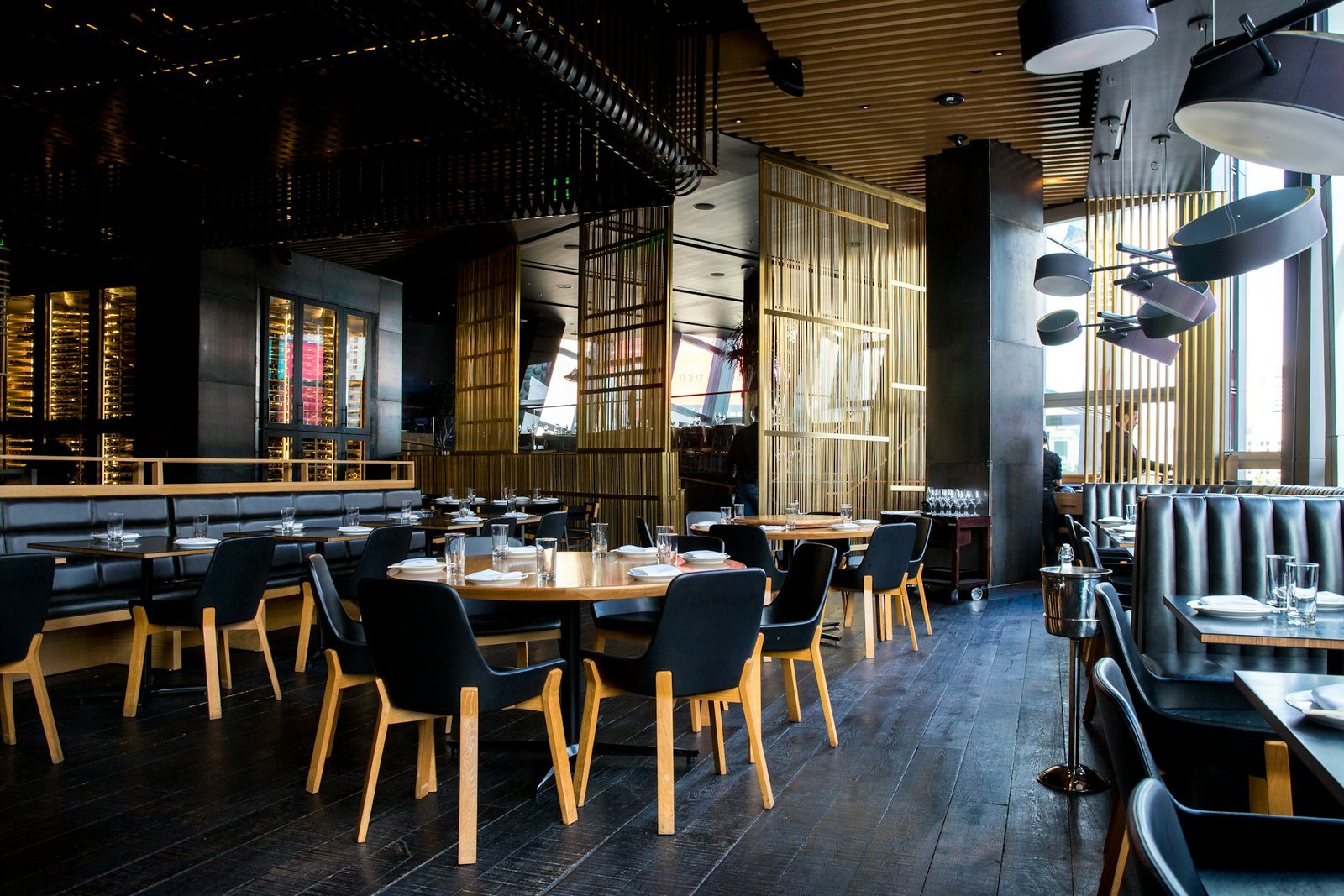 Comedor de un restaurante con mesas de madera y sillas tapizadas